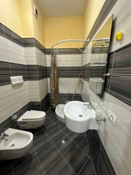 Tirane, jepet me qera apartament 1+1 Kati 2, 80 m² 450 € (VASIL SHANTO)