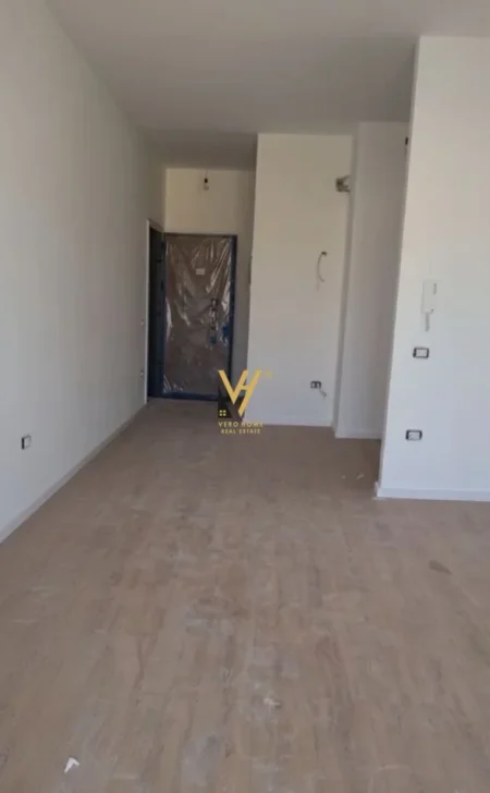 Tirane, jepet me qera apartament 2+1+Ballkon Kati 4, 106 m² 700 € (RRUGA E BARRIKADAVE)