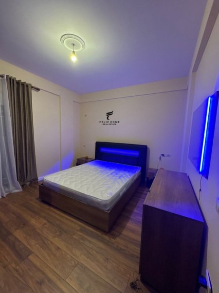 Tirane, jepet me qera apartament 2+1 , 500 € (PORCELAN)