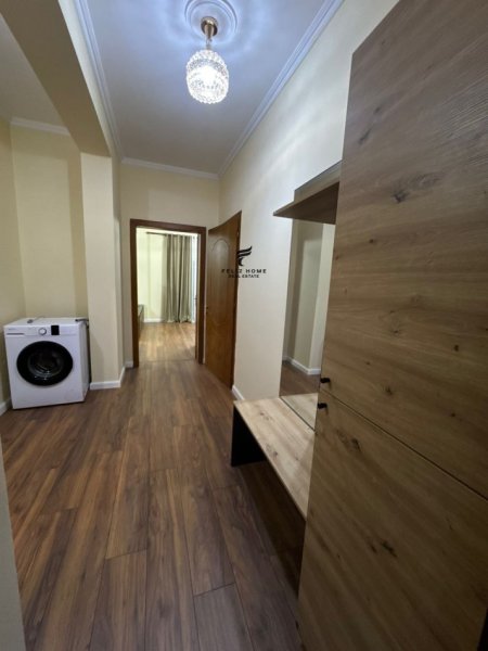 Tirane, jepet me qera apartament 2+1 , 500 € (PORCELAN)