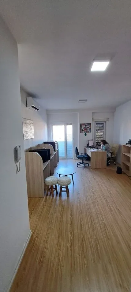Tirane, jepet me qera zyre Kati 4, 67 m² 550 € (Rruga Panorama)