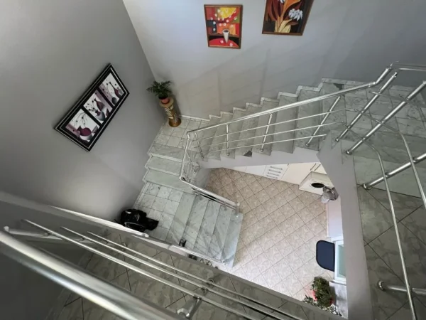 Tirane, shitet Vile 4+1 Kati 0, 613 m² 630.000 € (sauk)