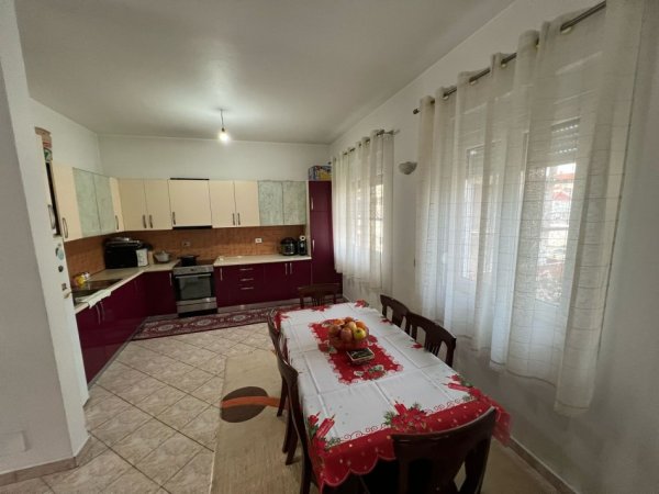 Tirane, shitet Vile 4+1 Kati 0, 613 m² 630.000 € (sauk)