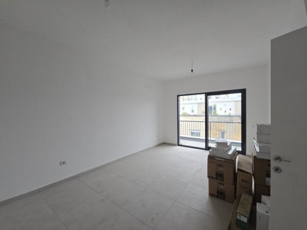 Tirane, shitet apartament 2+1+Ballkon , 103 m² 293.000 € (Rruga e Barrikadsve)