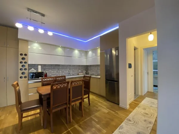 Tirane, jepet me qera apartament 2+1+Ballkon Kati 3, 110 m² 1.000 € (Kopshti Botanik)