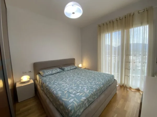 Tirane, jepet me qera apartament 2+1+Ballkon Kati 3, 110 m² 1.000 € (Kopshti Botanik)