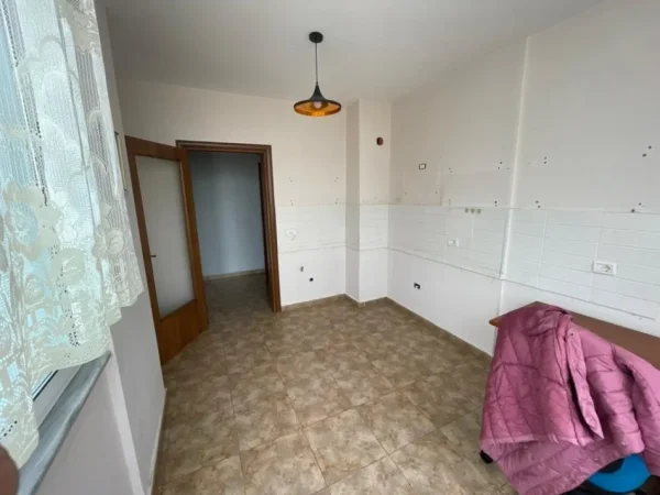 Tirane, jepet me qera apartament (Per Zyra)  2+1+Ballkon Kati 5, 78 m² 670 € (Ish Ekspozita)