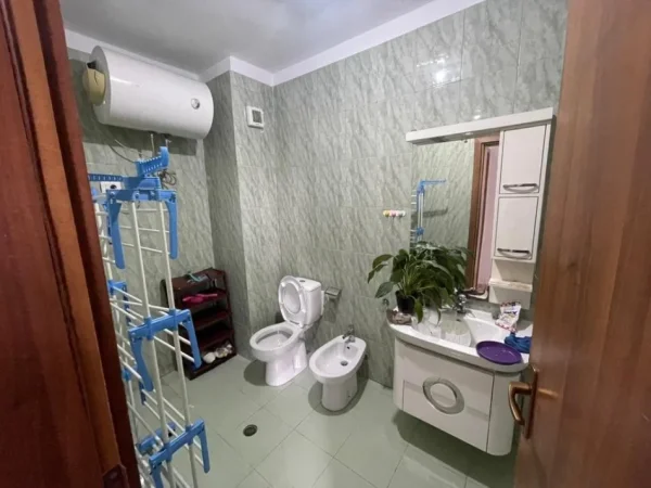 Tirane, jepet me qera apartament (Per Zyra)  2+1+Ballkon Kati 5, 78 m² 670 € (Ish Ekspozita)