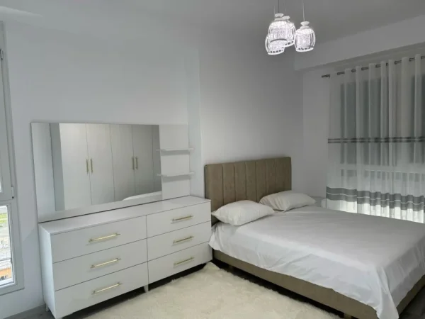 Tirane, jepet me qera apartament 2+1+Ballkon , 100 m² 700 € (Fusha e Aviacionit)