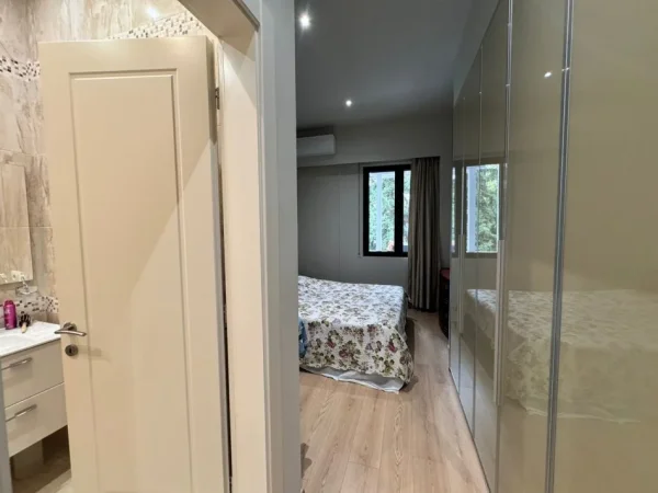 Tirane, shes apartament 3+1 Kati 1, 165 m² 330.000 € (Rruga Peti)