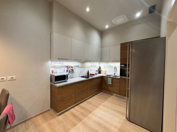 Tirane, shes apartament 3+1 Kati 1, 165 m² 330.000 € (Rruga Peti)