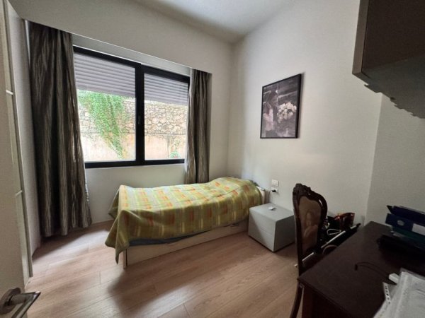 Tirane, shes apartament 3+1 Kati 1, 165 m² 330.000 € (Rruga Peti)