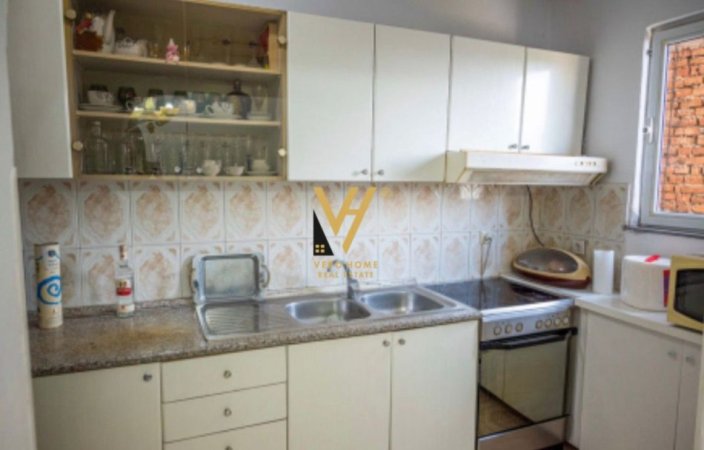 Tirane, jepet me qera apartament 3+1+Ballkon Kati 4, 80 m² 750 € (PAZARI I RI)