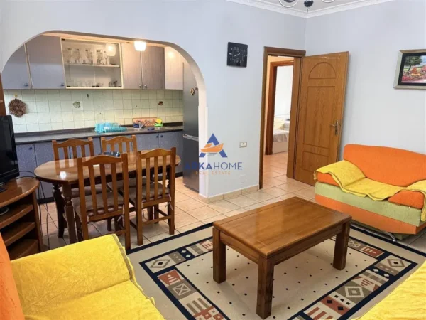 Tirane, jepet me qera apartament 2+1+Ballkon Kati 1, 75 m² 571 € 