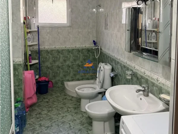 Tirane, jepet me qera apartament 2+1+Ballkon Kati 1, 75 m² 571 € 