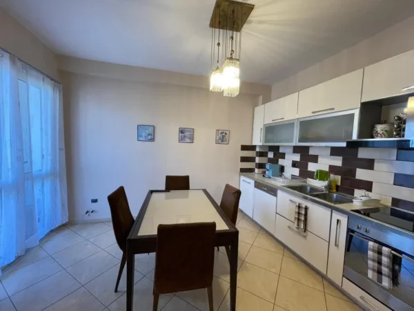 Durres, jepet me qera apartament 2+1+Ballkon , 105 m² 650 € (durres)