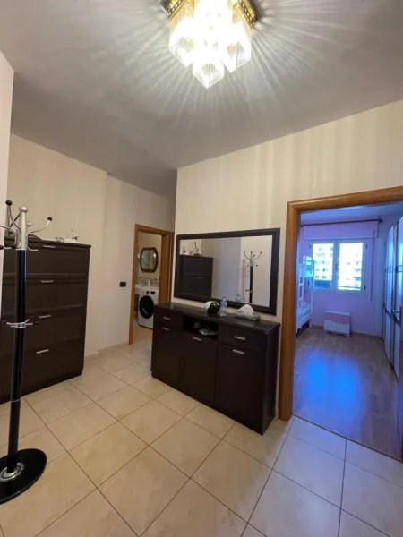 Durres, jepet me qera apartament 2+1+Ballkon , 105 m² 650 € (durres)