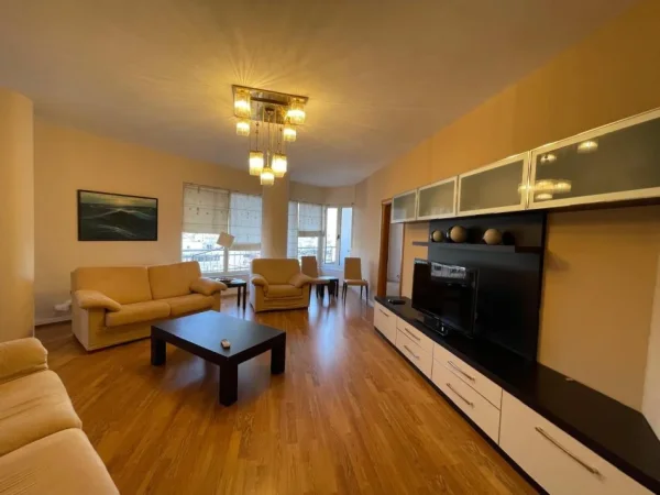 Durres, jepet me qera apartament 2+1+Ballkon , 105 m² 650 € (durres)