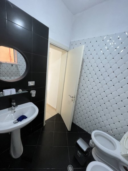 Tirane, jepet me qera shtepi 1+1 Kati 1, 45 m² 250 € (Perballe UET Porcelan)