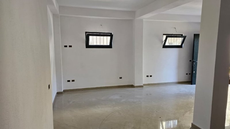 Tirane, jepet me qera magazine , 55 m² 300 € (spitali ushtarak)