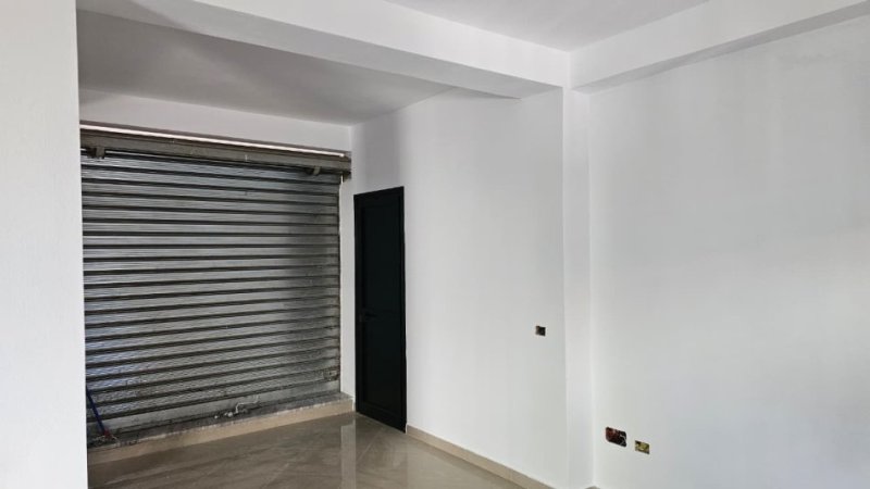 Tirane, jepet me qera magazine , 55 m² 300 € (spitali ushtarak)