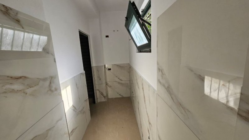 Tirane, jepet me qera magazine , 55 m² 300 € (spitali ushtarak)