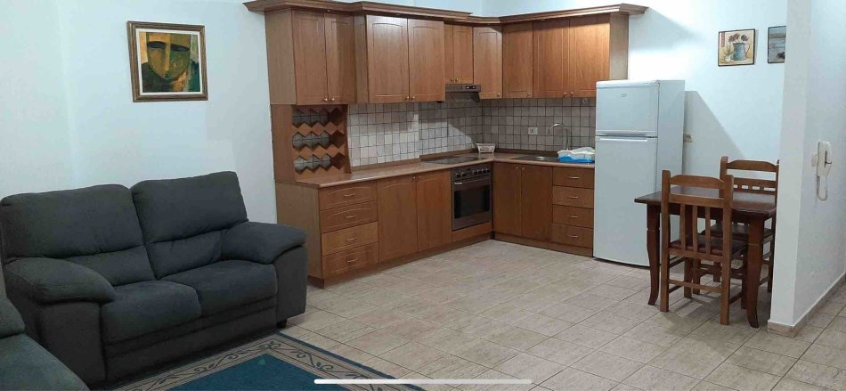 Tirane, jepet me qera apartament 1+1 Kati 3, 600 m² 600 € (Qender)
