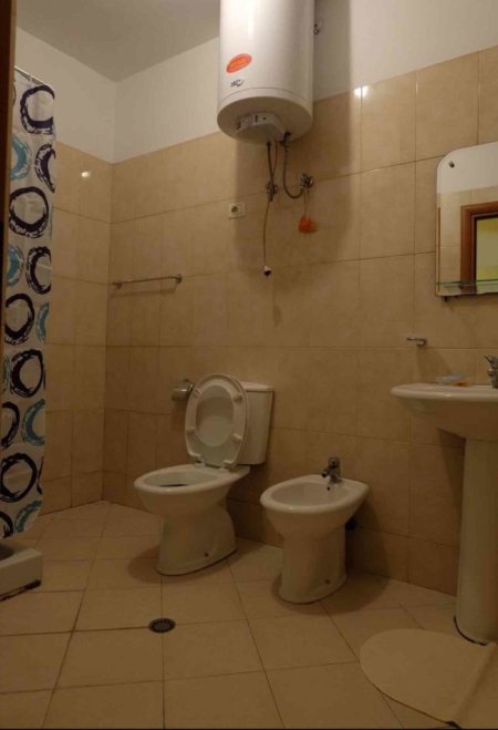 Tirane, jepet me qera apartament 1+1 Kati 3, 600 m² 600 € (Qender)