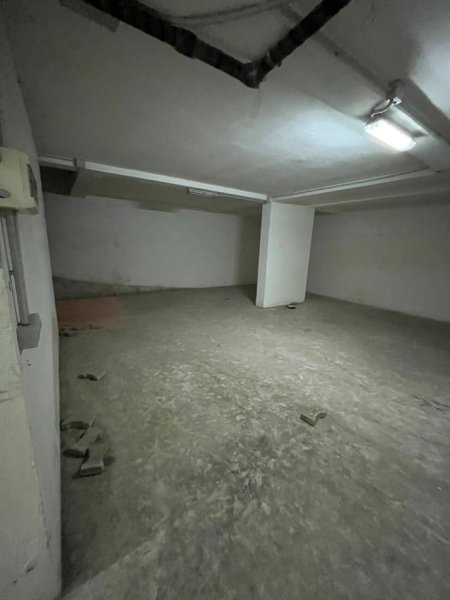 Tirane, shitet magazine Kati -1, 208 m² 150.000 € (rruga bardhyl)