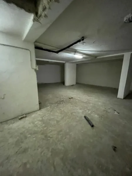 Tirane, shitet magazine Kati -1, 208 m² 150.000 € (rruga bardhyl)