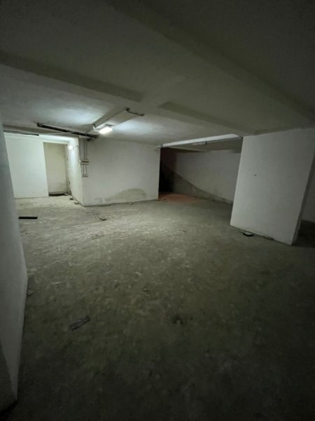 Tirane, shitet magazine Kati -1, 208 m² 150.000 € (rruga bardhyl)