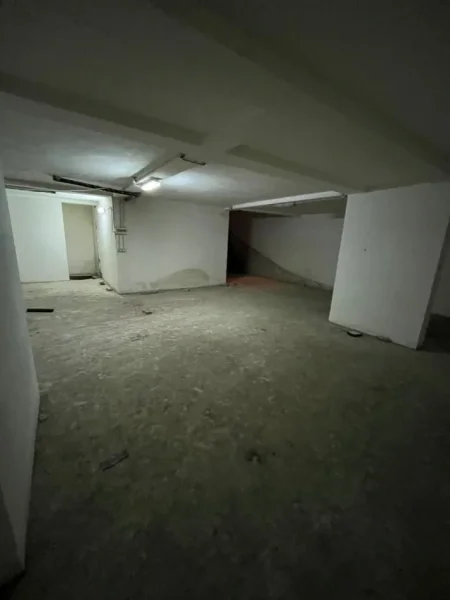 Tirane, shitet magazine Kati -1, 208 m² 150.000 € (rruga bardhyl)