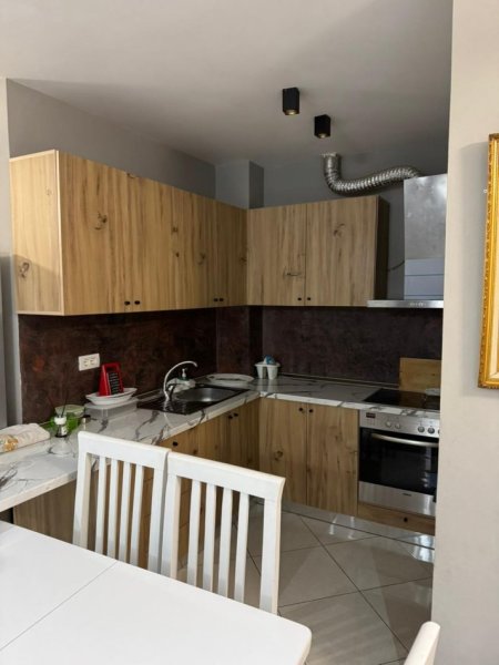 Tirane, jepet me qera apartament 3+1+Ballkon Kati 3, 92 m² 500 € (LIQENI I THATE)