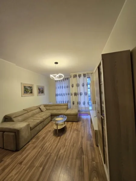Tirane, jepet me qera apartament 3+1 Kati 5, 127 m² 770 € (Rruga Beniamin Kruta)
