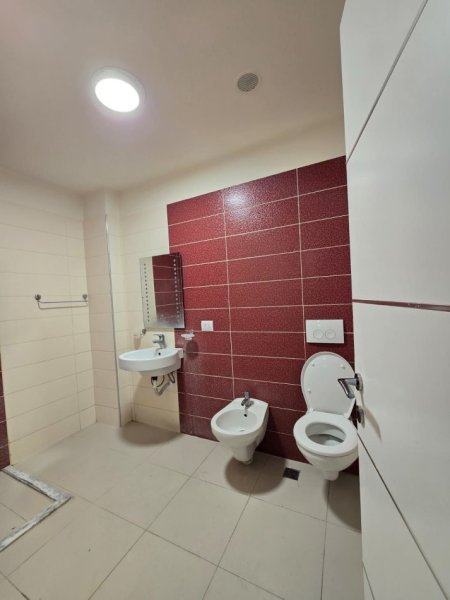 Tirane, jepet me qera apartament 3+1 Kati 5, 127 m² 770 € (Rruga Beniamin Kruta)