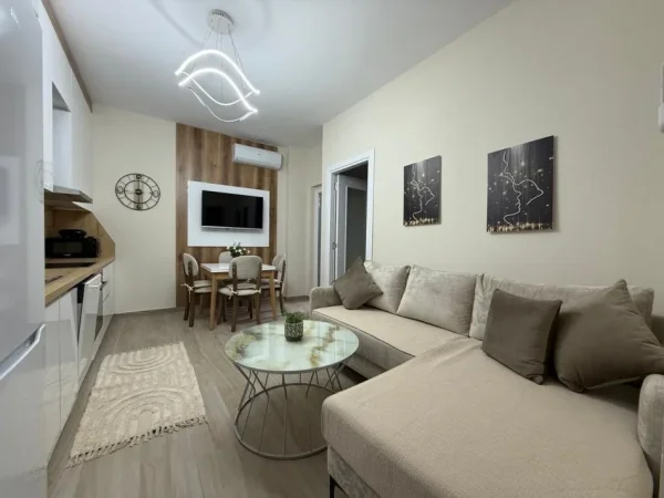 Tirane, jepet me qera apartament 2+1 , 90 m² 600 € (Xhamlliku)