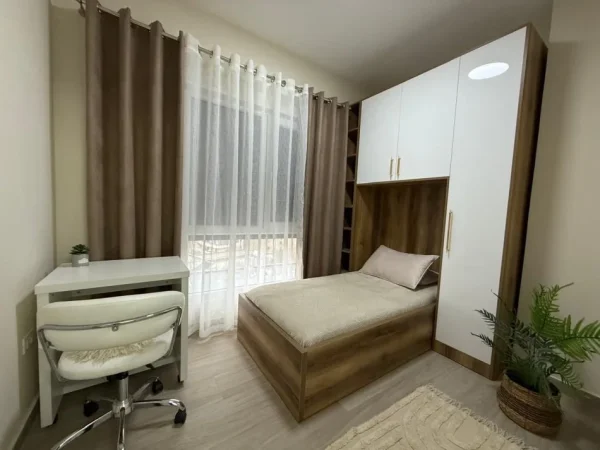 Tirane, jepet me qera apartament 2+1 , 90 m² 600 € (Xhamlliku)