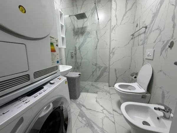 Tirane, jepet me qera apartament 2+1 , 90 m² 600 € (Xhamlliku)