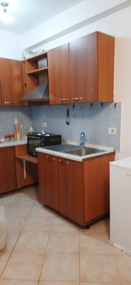 Tirane, jepet me qera apartament 1+1+Ballkon Kati 8, 58 m² 450 € (RRUGA PJETER BUDI)
