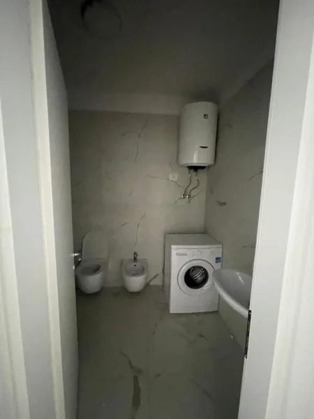 Tirane, jepet me qera apartament 2+1+Ballkon Kati 4, 95 m² 500 € (Apartament 2+1+Post Parkimi Per Qera Plotesisht I Mobiluar)