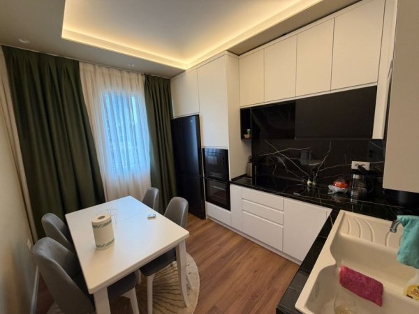 Tirane, jepet me qera apartament 1+1 Kati 3, 70 m² 800 € (zogu zi)