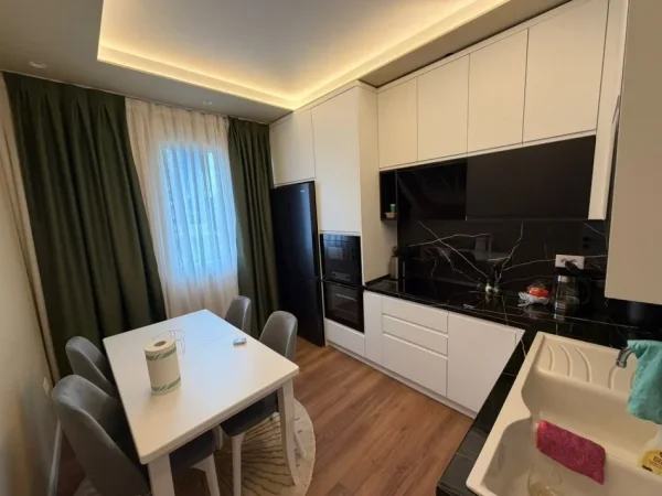 Tirane, jepet me qera apartament 1+1 Kati 3, 70 m² 800 € (zogu zi)