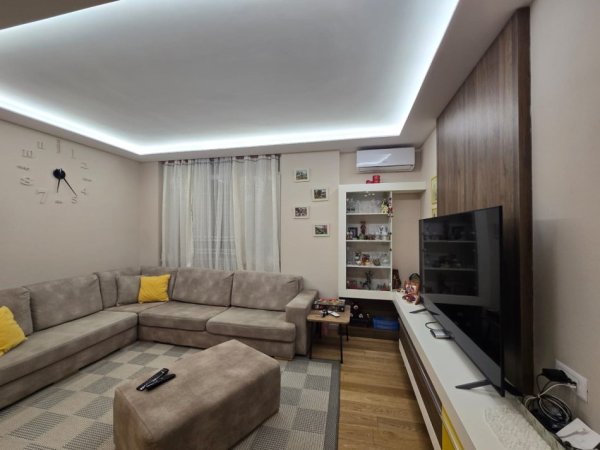 Tirane, jepet me qera apartament 3+1 , 800 € (Dervish Hekali)