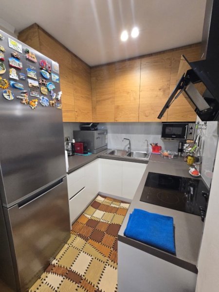 Tirane, jepet me qera apartament 3+1 , 800 € (Dervish Hekali)