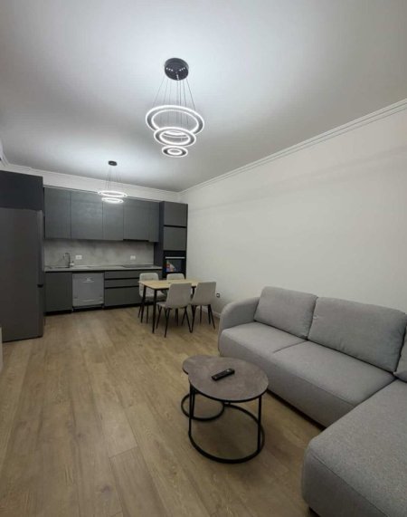 Tirane, jepet me qera apartament 1+1+Aneks+Ballkon Kati 7, 75 m² 800 € 