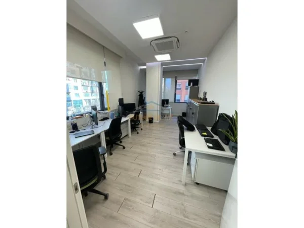 Tirane, jepet me qera zyre Kati 1, 972 m² 17.000 € (KOMPLEKSI DELIJORGJI)