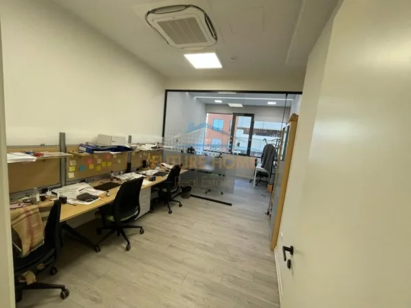 Tirane, jepet me qera zyre Kati 1, 972 m² 17.000 € (KOMPLEKSI DELIJORGJI)
