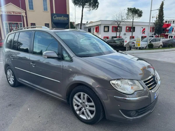 Tirane, shes makine SHITET TOURANI AUTOMAT Nafte, gri e erret automatik Kondicioner 330.000 km 5.500 €