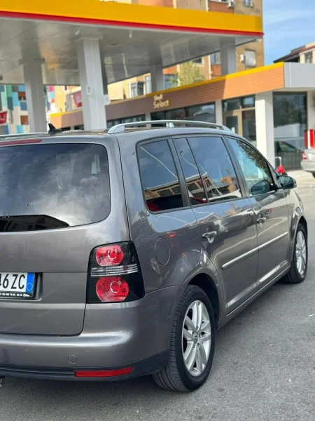 Tirane, shes makine SHITET TOURANI AUTOMAT Nafte, gri e erret automatik Kondicioner 330.000 km 5.500 €
