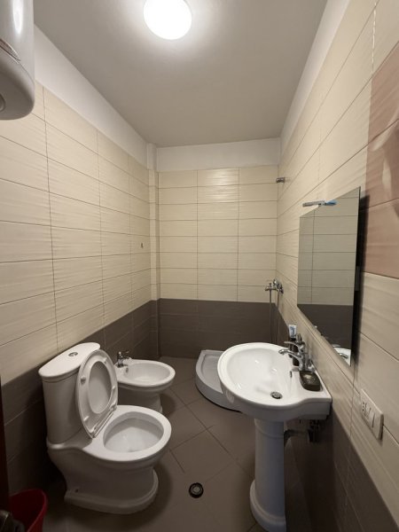 Tirane, jepet me qera apartament 2+1+Ballkon Kati 1, 90 m² 550 € (Rruga Skender Shtylla)
